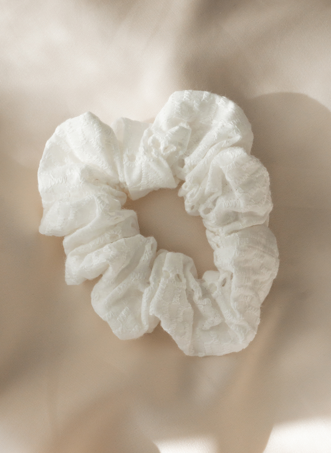 Lille scrunchie broderie anglaise